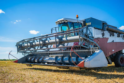 Combine for mowing wheat and other grain crops