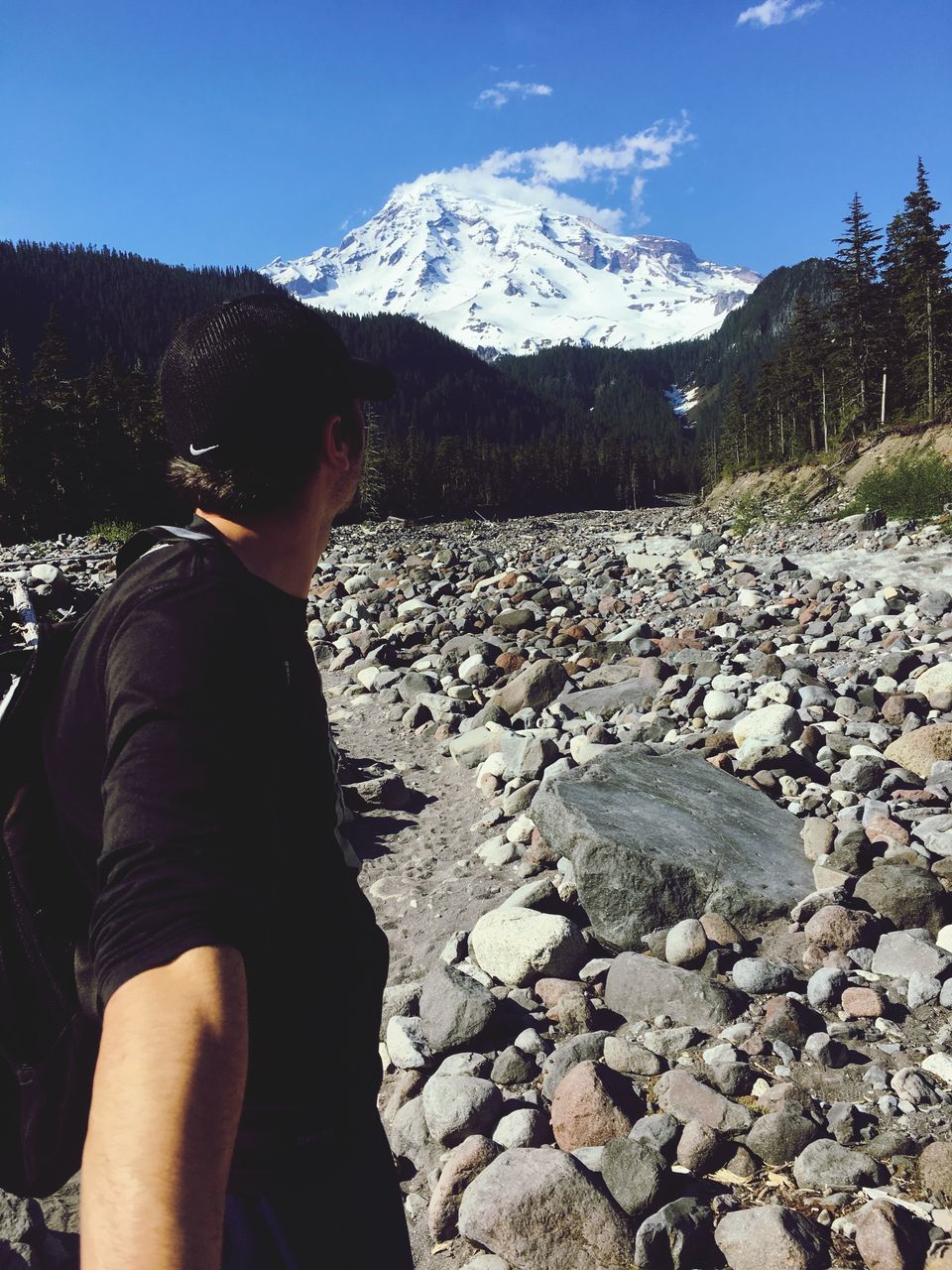 mountain, one person, real people, nature, beauty in nature, mountain range, tranquil scene, standing, scenics, outdoors, day, leisure activity, lifestyles, men, adventure, sky, young adult, tree, people