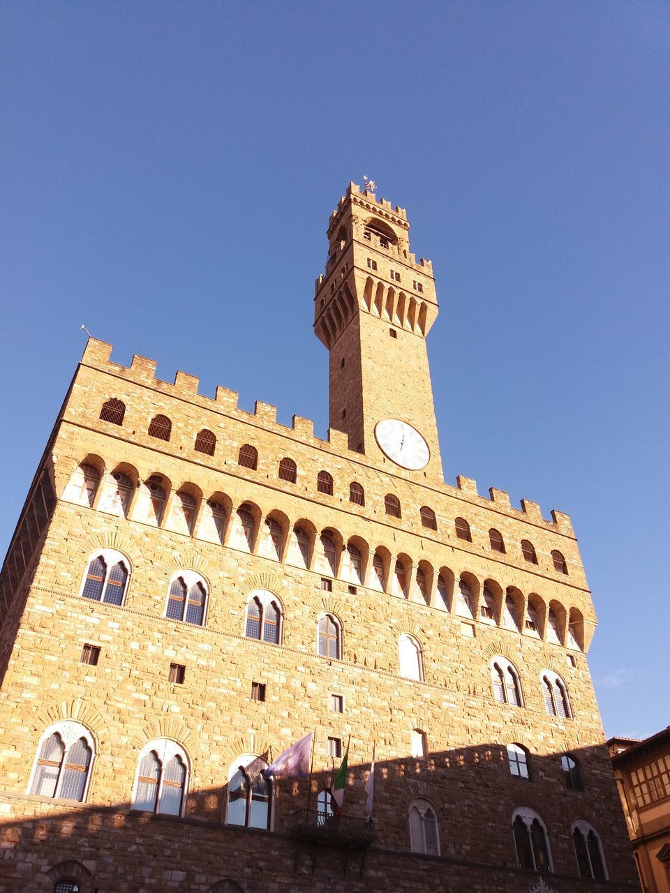 LOW ANGLE VIEW OF HISTORICAL BUILDING AGAINST CLEAR BLUE SKY