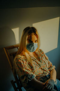 A young woman wearing a face mask to avoid coronavirus