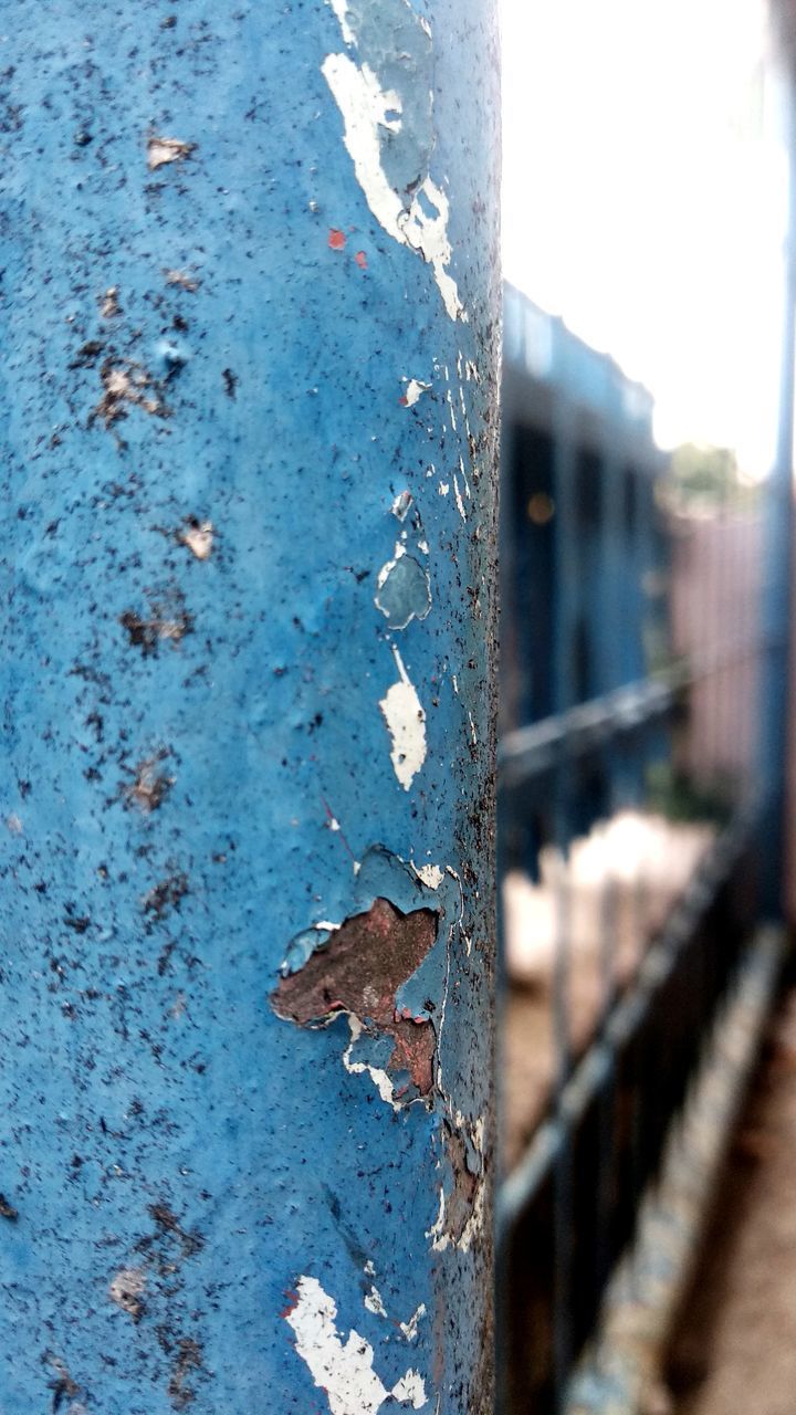 CLOSE-UP OF RUSTY METAL AGAINST WALL