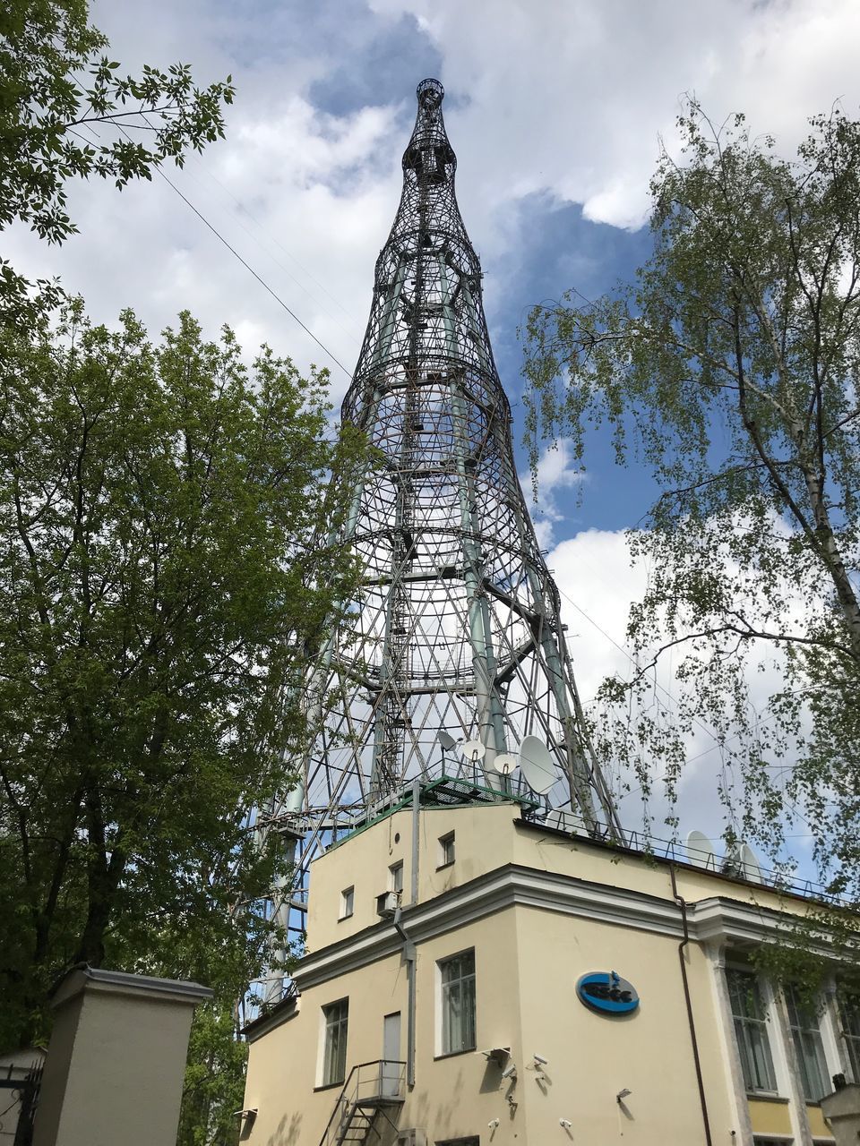 LOW ANGLE VIEW OF BUILDINGS AGAINST SKY