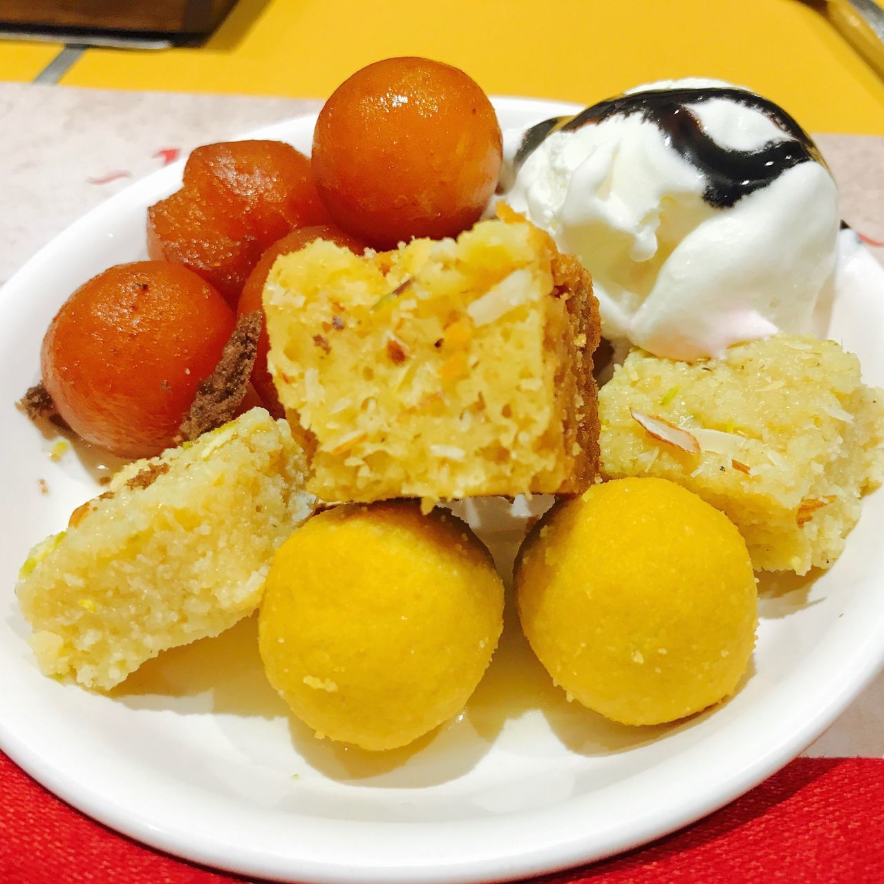 HIGH ANGLE VIEW OF FRESH FOOD IN PLATE