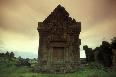 Old ruins of building against sky