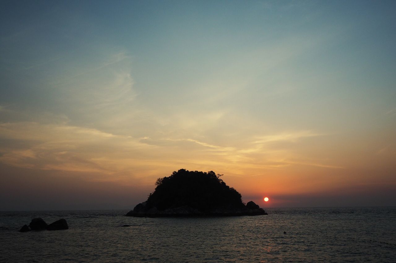 sea, sunset, water, horizon over water, scenics, tranquil scene, beauty in nature, tranquility, sky, waterfront, orange color, idyllic, sun, nature, silhouette, outdoors, rippled, ocean, cloud, no people