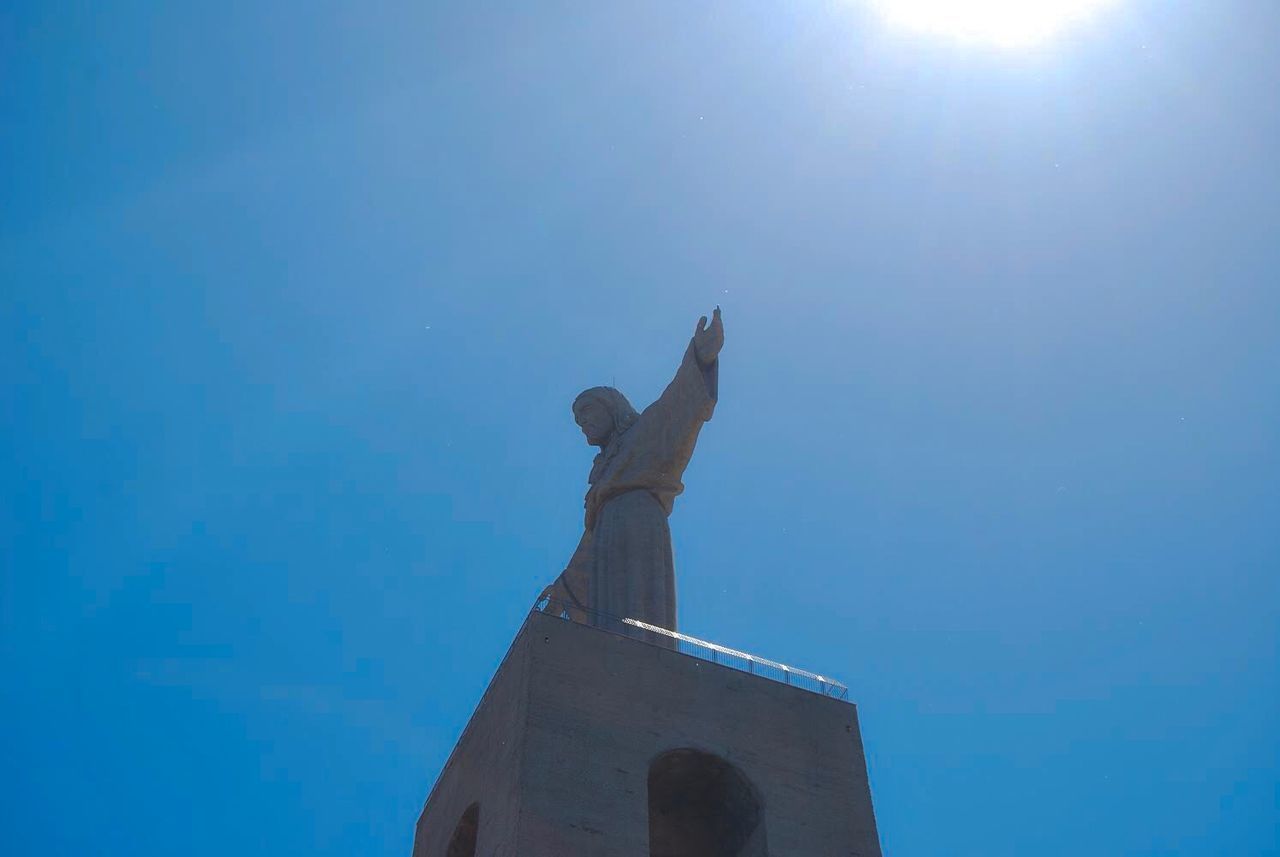 LOW ANGLE VIEW OF STATUE AGAINST SKY