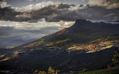 Couleurs d'automne sur les aiguilles de chabrieres, hautes alpes, france