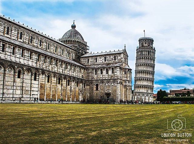 architecture, building exterior, built structure, sky, famous place, cloud - sky, dome, travel destinations, city, facade, capital cities, history, tourism, travel, grass, international landmark, cloudy, cloud, day, outdoors