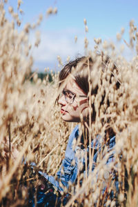 Close-up of young woman in field