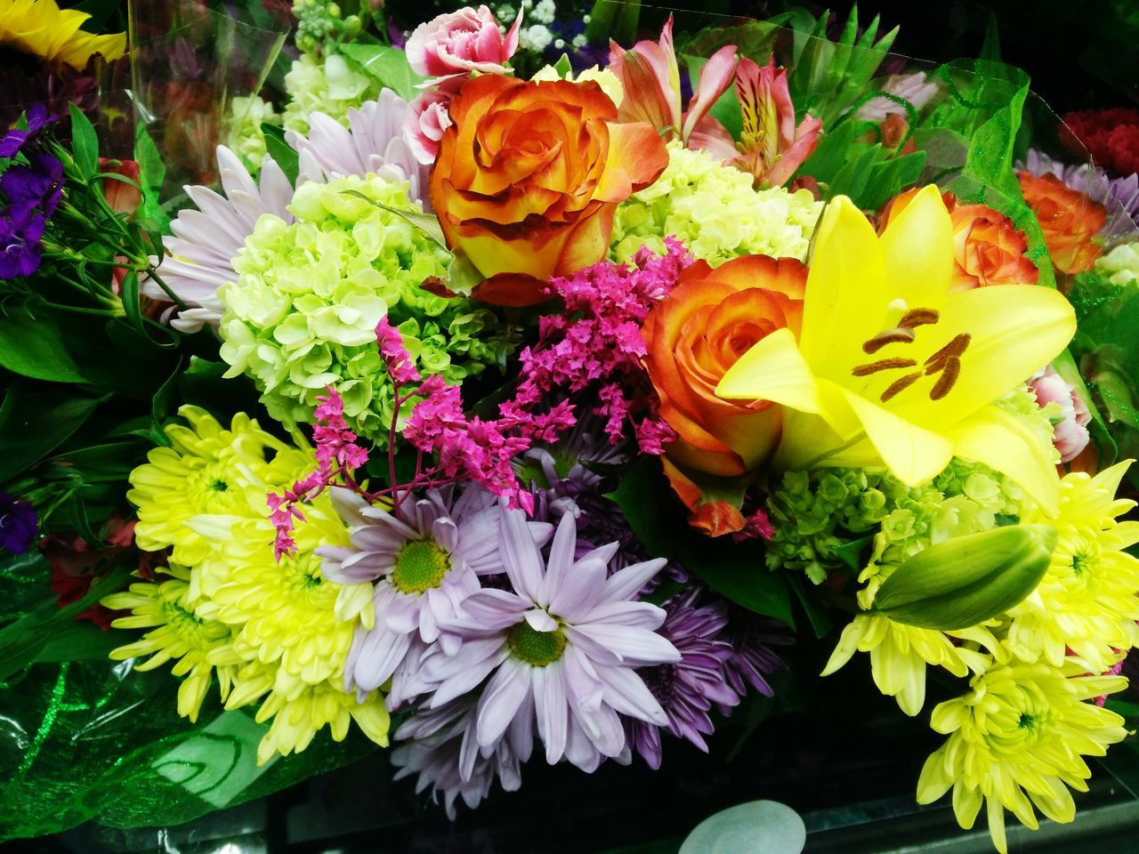 flower, petal, freshness, flower head, fragility, beauty in nature, yellow, growth, plant, blooming, nature, close-up, rose - flower, high angle view, indoors, bouquet, leaf, vase, flower arrangement, in bloom