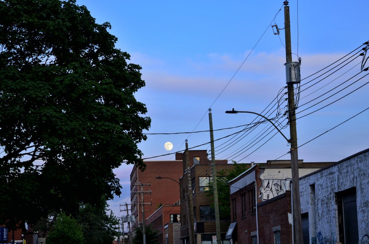 LOW ANGLE VIEW OF BUILDINGS AGAINST SKY IN CITY