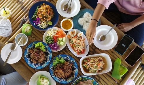 Camera view of various types of food with a combined layout