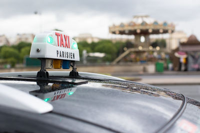 Text on taxi roof