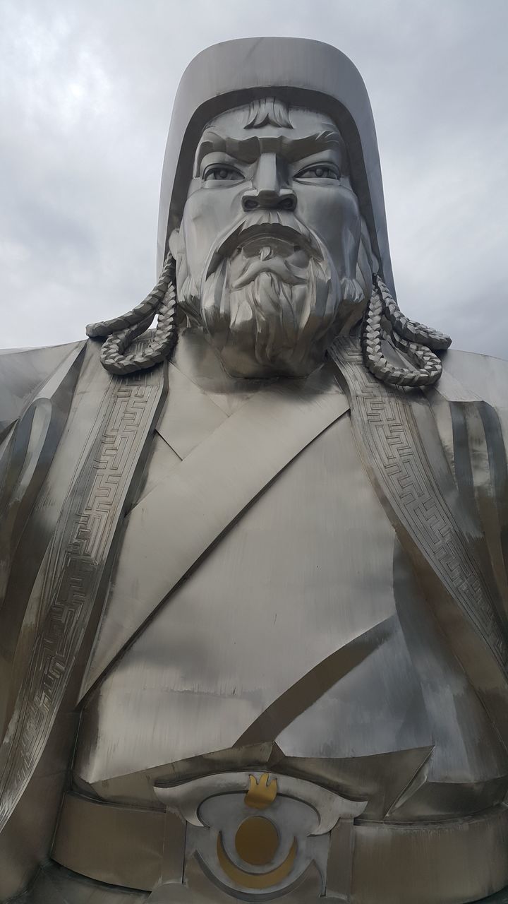LOW ANGLE VIEW OF STATUE AGAINST THE SKY