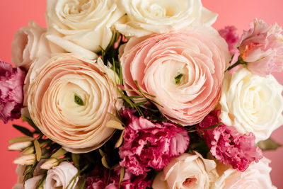 Bright pink flowers bouquet closeup. roses and orchids wallpaper. beautiful background