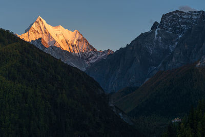 Xia nuo duo ji mountain in yading during sunset