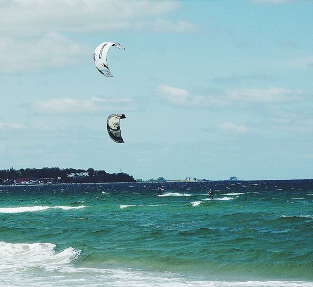 WAVES IN SEA AGAINST SKY