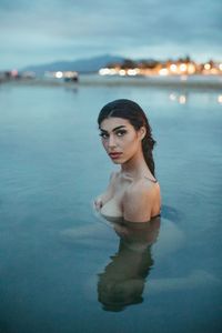 Bonita mujer en el mar por la noche