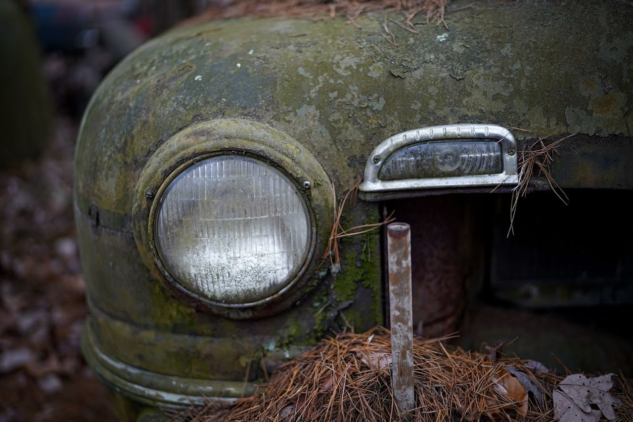 CLOSE-UP OF OLD ABANDONED CAR