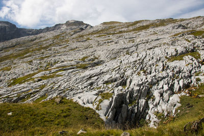 Facing mont blanc, the platé desert is mainly composed of lapiaz.