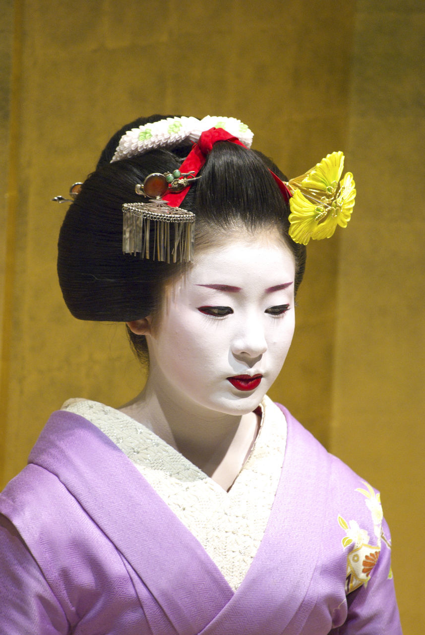 CLOSE-UP OF BEAUTIFUL YOUNG WOMAN WITH FLOWERS IN HAIR