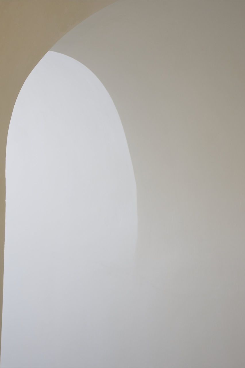 white, no people, ceiling, copy space, light, indoors, circle, lamp, lighting, arch, curve, studio shot