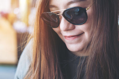 Young woman wearing sunglasses at cafe