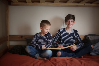 The brothers read together on two bunk beds in the nursery, the concept of kinship and childhood, 