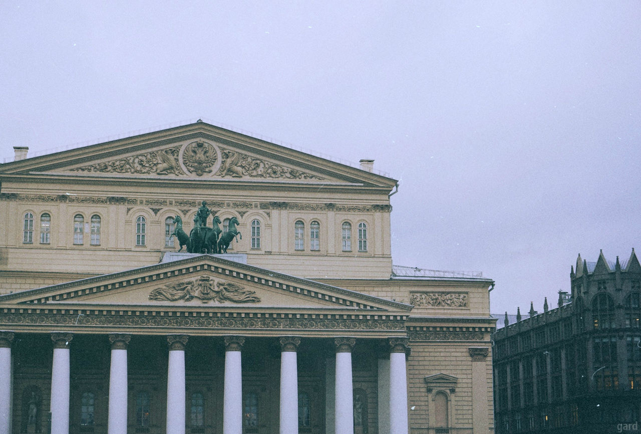 architecture, building exterior, built structure, sky, pediment, building, architectural column, no people, the past, nature, history, low angle view, clear sky, facade, travel destinations, city, day, copy space, outdoors, window, courthouse, neo-classical, ornate, colonnade