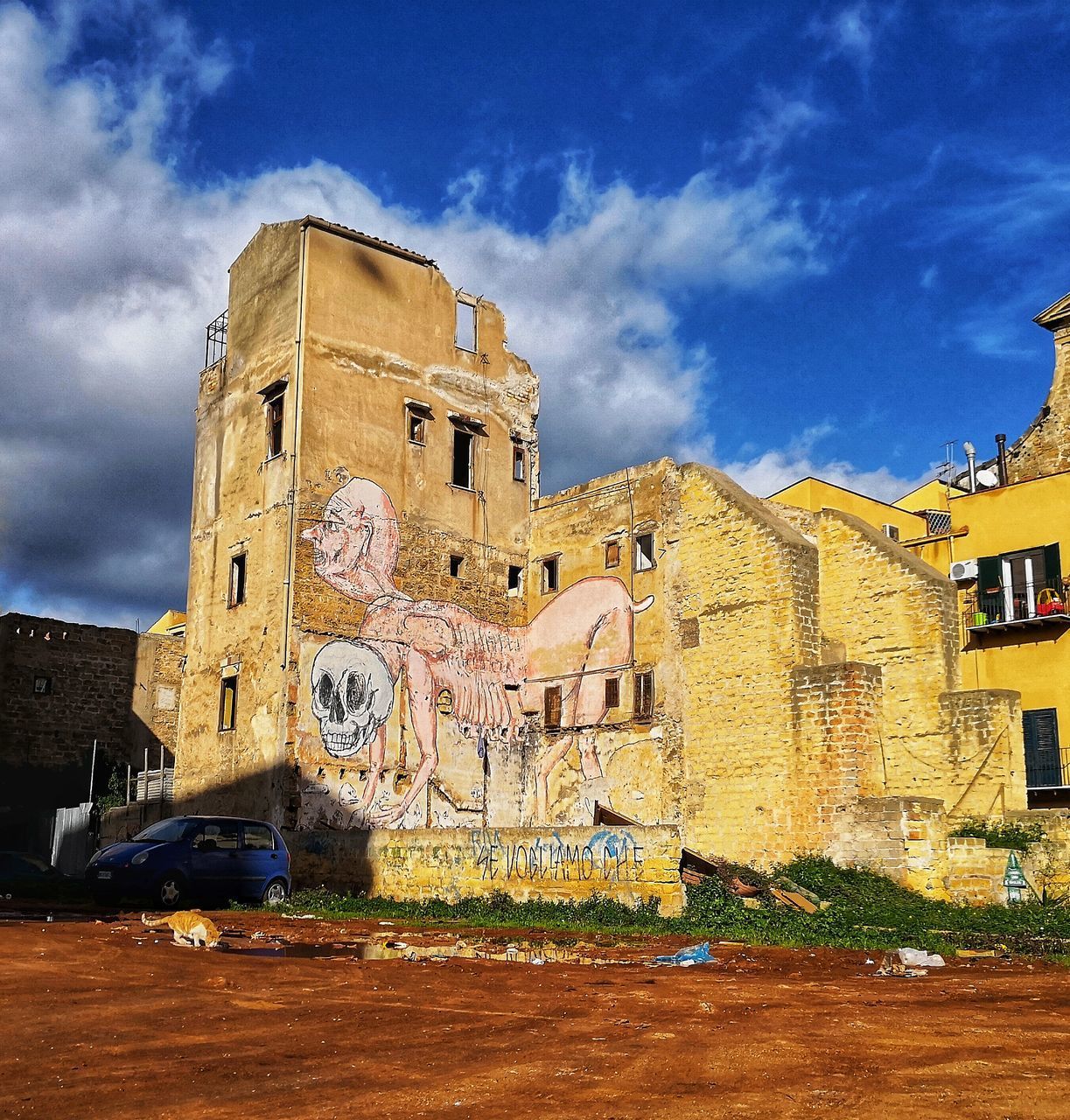 LOW ANGLE VIEW OF HISTORIC BUILDING AGAINST SKY