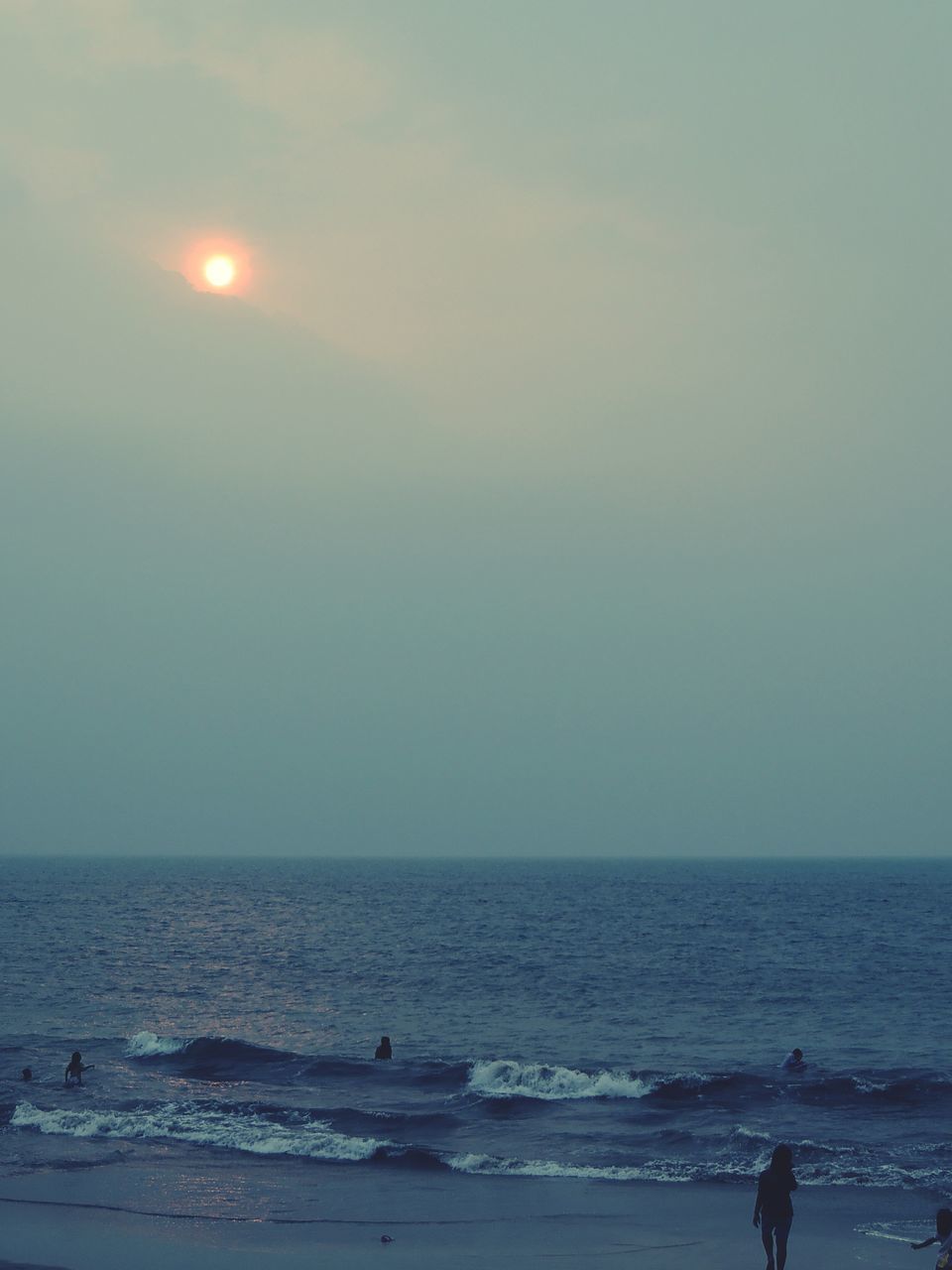 sea, horizon over water, water, scenics, tranquil scene, beauty in nature, tranquility, sky, beach, silhouette, nature, idyllic, wave, seascape, shore, leisure activity, waterfront, sunset, copy space