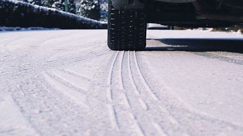 Surface level of tire tracks on snow