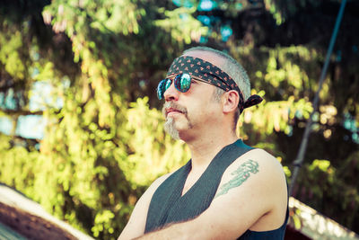 Portrait of young man wearing sunglasses