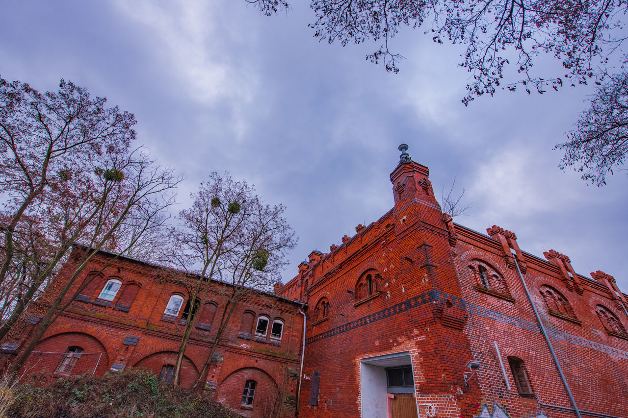 LOW ANGLE VIEW OF HISTORICAL BUILDING AGAINST SKY