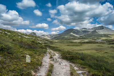 The peer gynt trail from smuksjøseter fjellstue to peer gynt hytta, høvringen