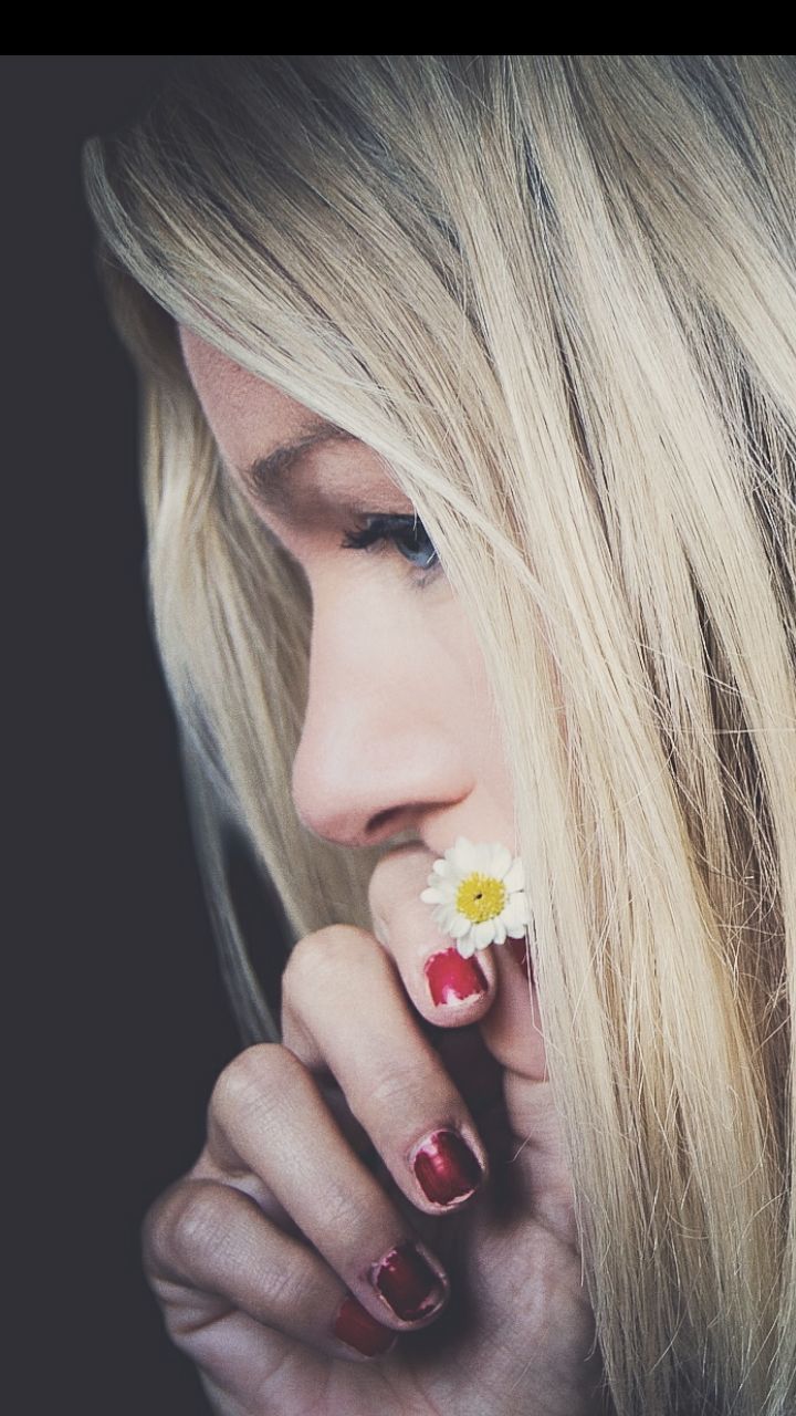 lifestyles, holding, person, young women, leisure activity, childhood, long hair, flower, girls, blond hair, close-up, freshness, front view, elementary age, cute, brown hair