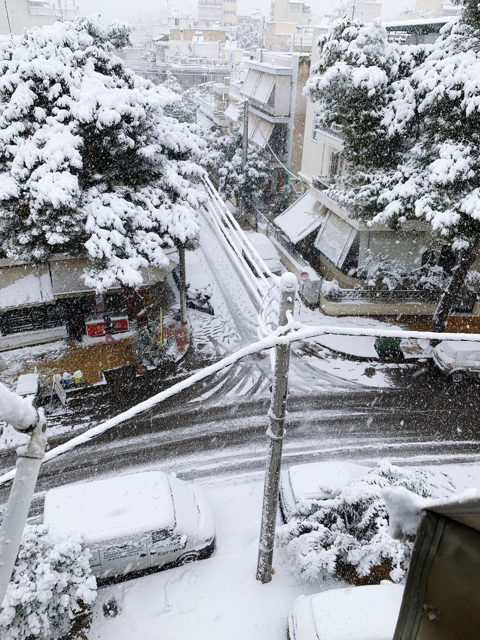 AERIAL VIEW OF SNOW COVERED HOUSES IN CITY