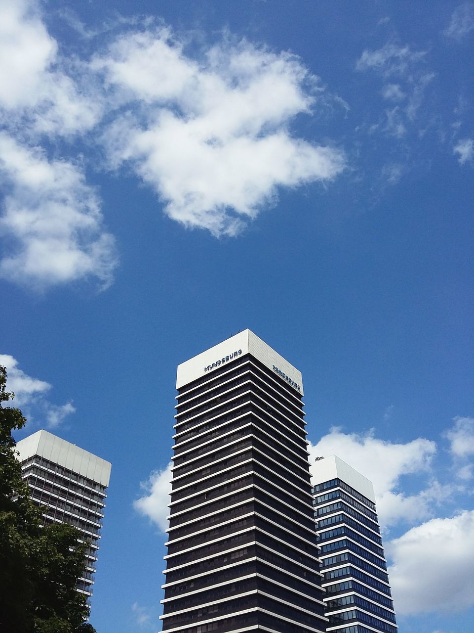 LOW ANGLE VIEW OF MODERN OFFICE BUILDING AGAINST SKY