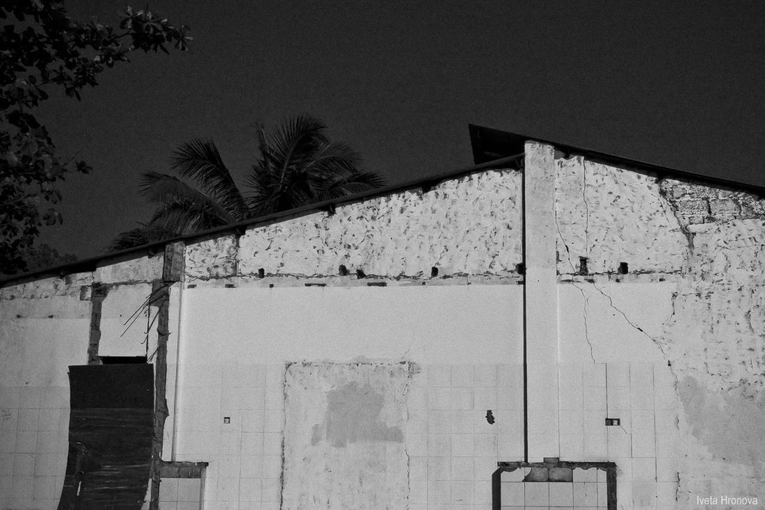 LOW ANGLE VIEW OF BUILT STRUCTURE AGAINST SKY