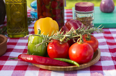 Cherry tomatoes and bell peppers in plate on table