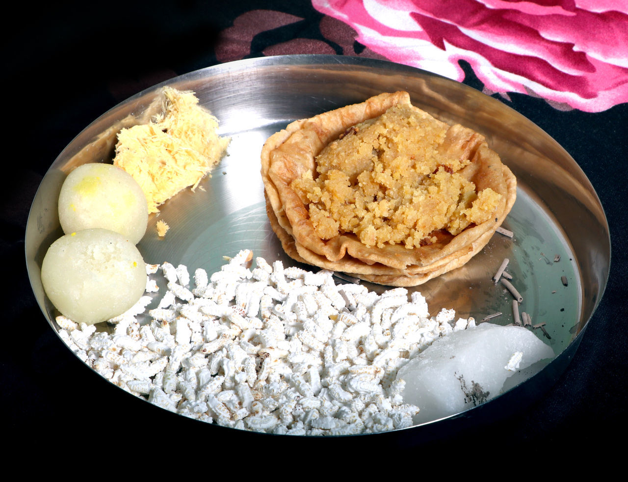 HIGH ANGLE VIEW OF BREAKFAST IN PLATE