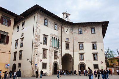 Palazzo dell orologio called torre della muda o della fame located at the knights square in pisa