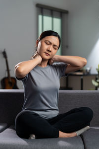 Portrait of young woman exercising in gym