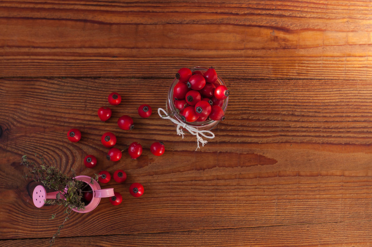 HIGH ANGLE VIEW OF RED CHERRIES ON TABLE