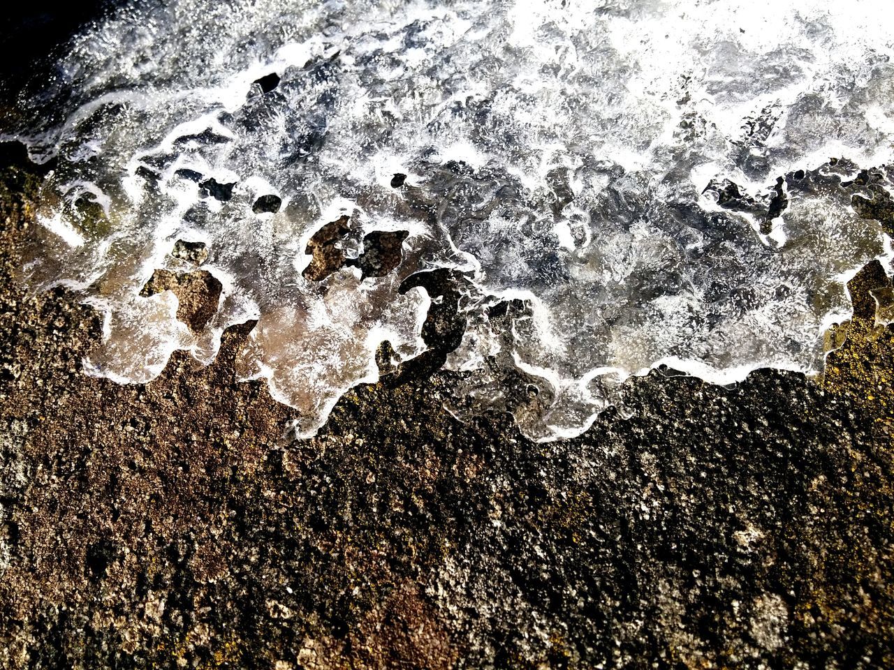 FULL FRAME SHOT OF WATER WINDOW AGAINST SKY