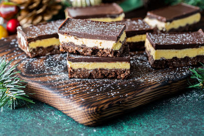 Close up of delicious nanaimo bars sprinkled with powdered sugar.