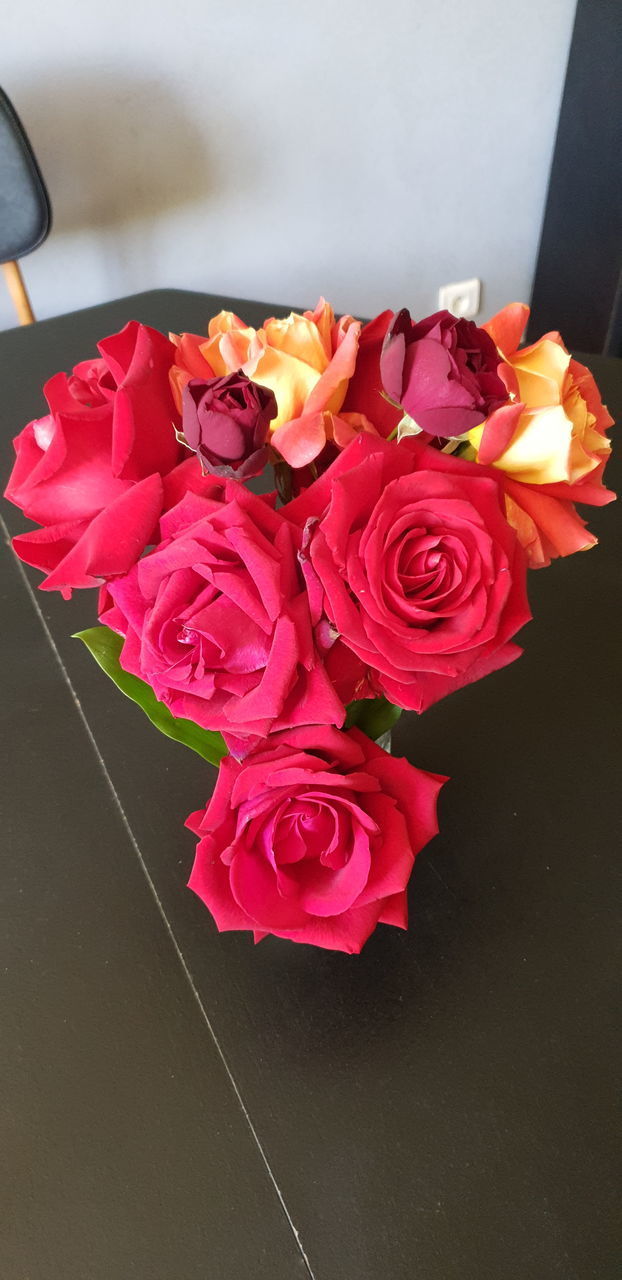 HIGH ANGLE VIEW OF PINK ROSE BOUQUET