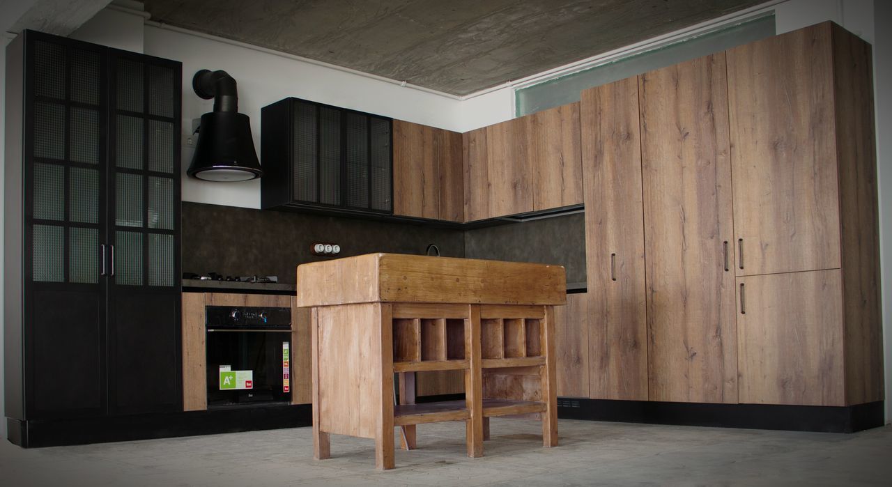 EMPTY CHAIRS AND TABLE IN BUILDING