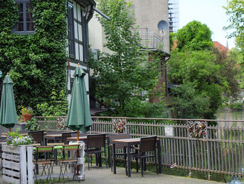 Chairs and table against building in city