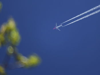 Airplane leaving vapor trail in sky